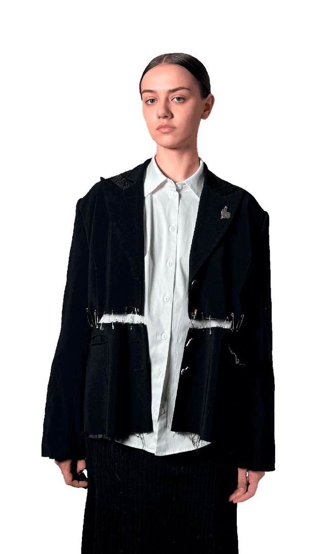 Модель в большом пиджаке